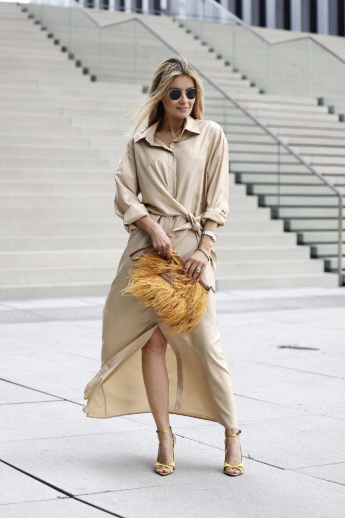 Outfit con chemisier beige