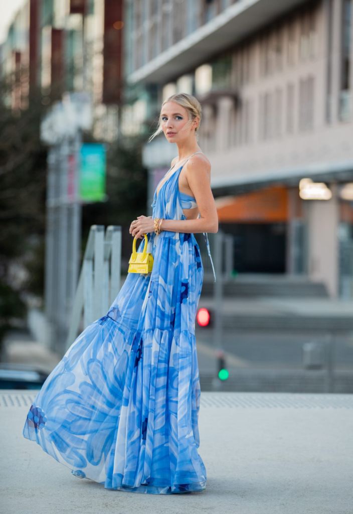 Abito floreale blu con borsa micro gialla