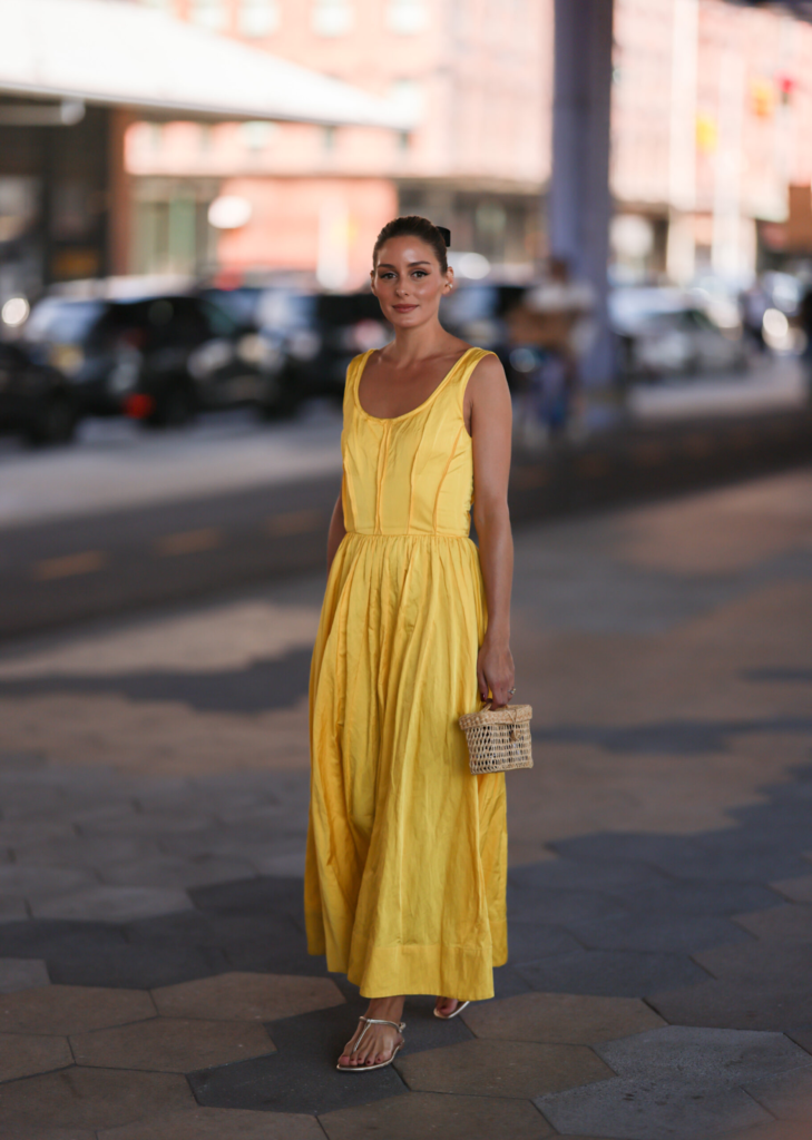 Donna in maxi abito giallo e sandali argento