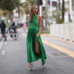 Scarpe da abbinare a vestito verde: donna in maxi abito verde e décolleté verdi