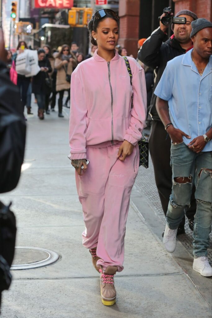 Rihanna in completo tuta rosa di velour