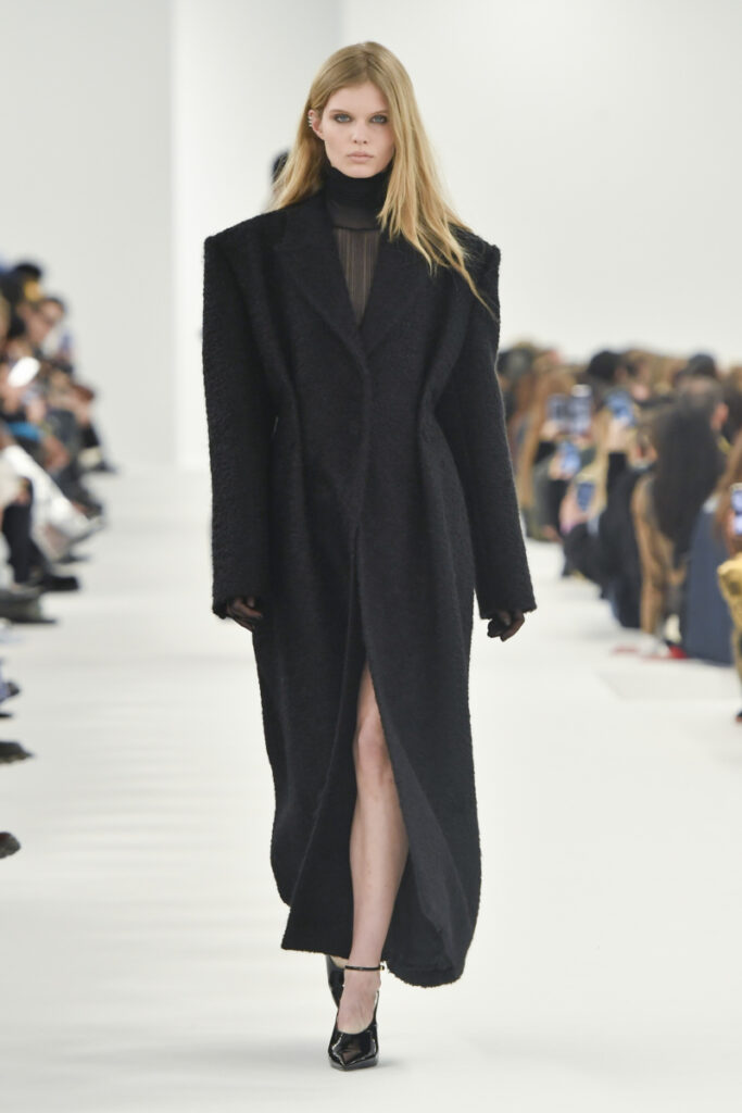 [Moda donna autunno-inverno 2023/24]: cappotto nero