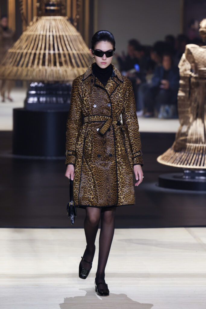 modella in cappotto leopardato alla sfilata Christian Dior autunno-inverno 2024/2025