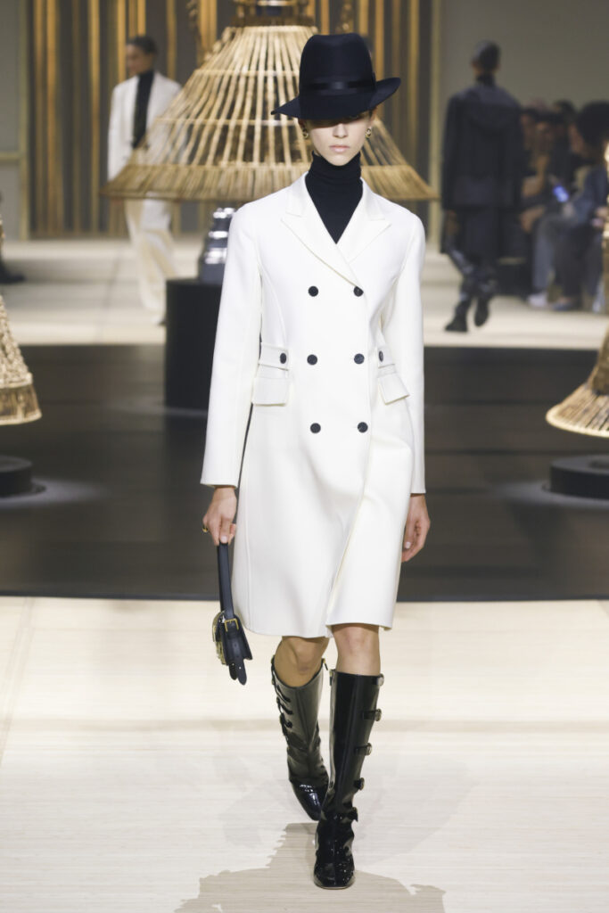 modella alla sfilata di Dior con un cappotto chiaro da donna per l'autunno e l'inverno 2024/2025