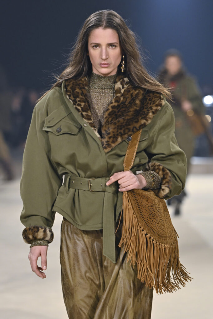 modella sfila in passerella di Isabel Marant con una borsa con frange