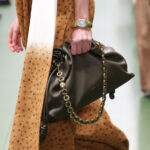 modella con borsa in mano alla sfilata di Loewe, tendenze autunno-inverno 2024/2025