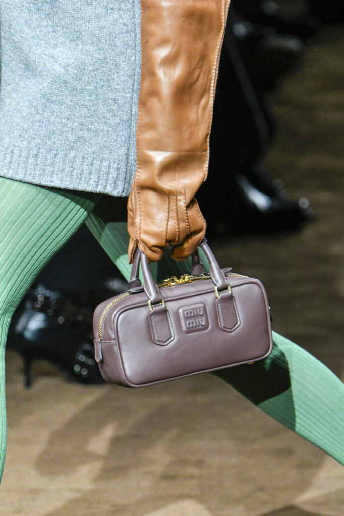modella con borsa rettangolare alla sfilata AI 2024/2025 di Miu Miu
