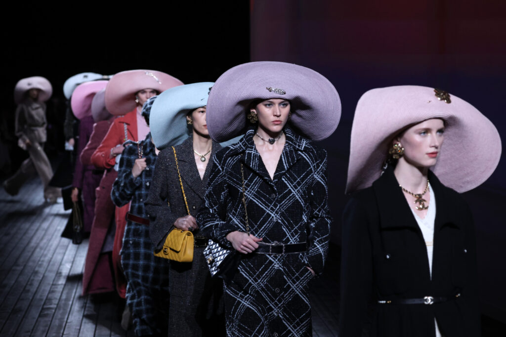 modelle in cappotti per l'autunno-inverno 2024/2025 sulla passerella di Chanel