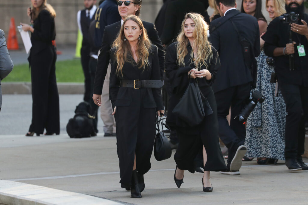 Mary-Kate e Ashley Olsen vestite di nero in stile quiet luxury