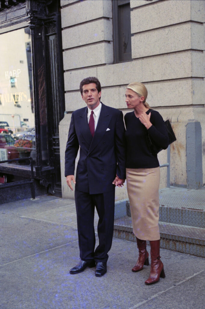 John Kennedy Junior e Carolyn Bessette Kennedy vestiti in stile quiet luxury