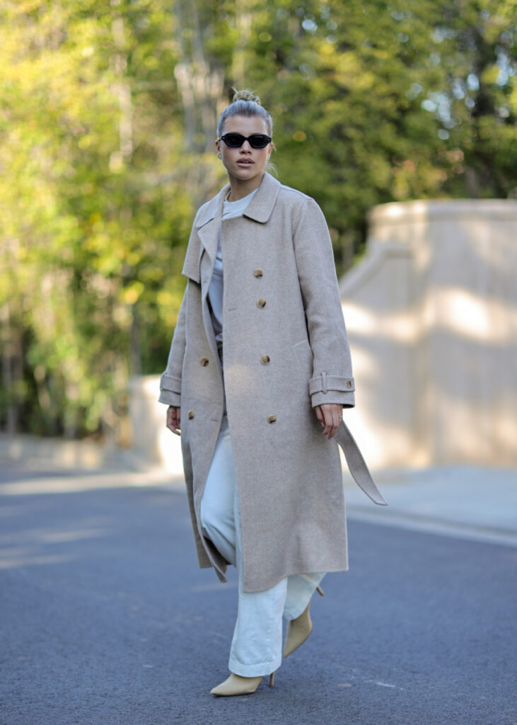 Sofia Richie in cappotto beige stile quiet luxury