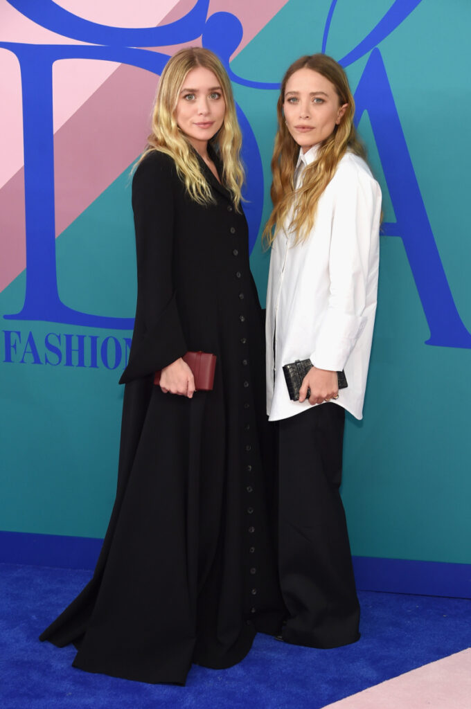 Mary-Kate e Ashley Olsen vestite secondo la tendenza quiet luxury