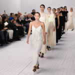 tendenze abiti autunno-inverno 2023/2024 - modelle sfilano in vestiti bianchi e neri