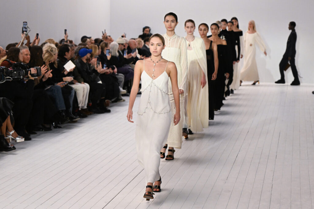 Pantaloni bianchi da donna: i migliori modelli per l'estate 2023 