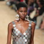 accessori moda 2024 - donna con imponenti orecchini argento e abito metallico