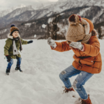 Bambini che giocano con la neve indossando giacche invernali per bambini.