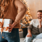 Donna che consegna un regalo di Natale a un uomo