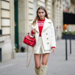 Regalo per lei: Donna in outfit bianco e rosso con maglione natalizio e borsetta rossa