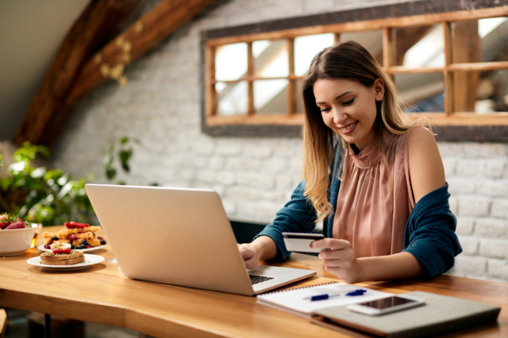 Come fare un reso nel negozio MODIVO - una giovane donna sorridente che fa shopping online