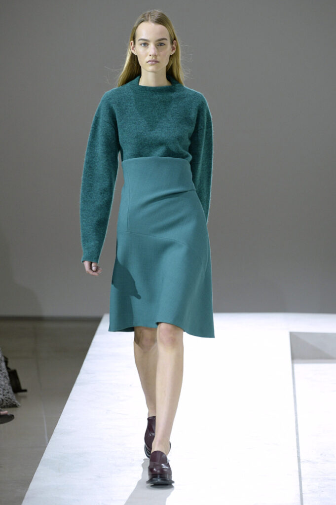 modella alla sfilata di Jil Sander in un vestito color petrolio