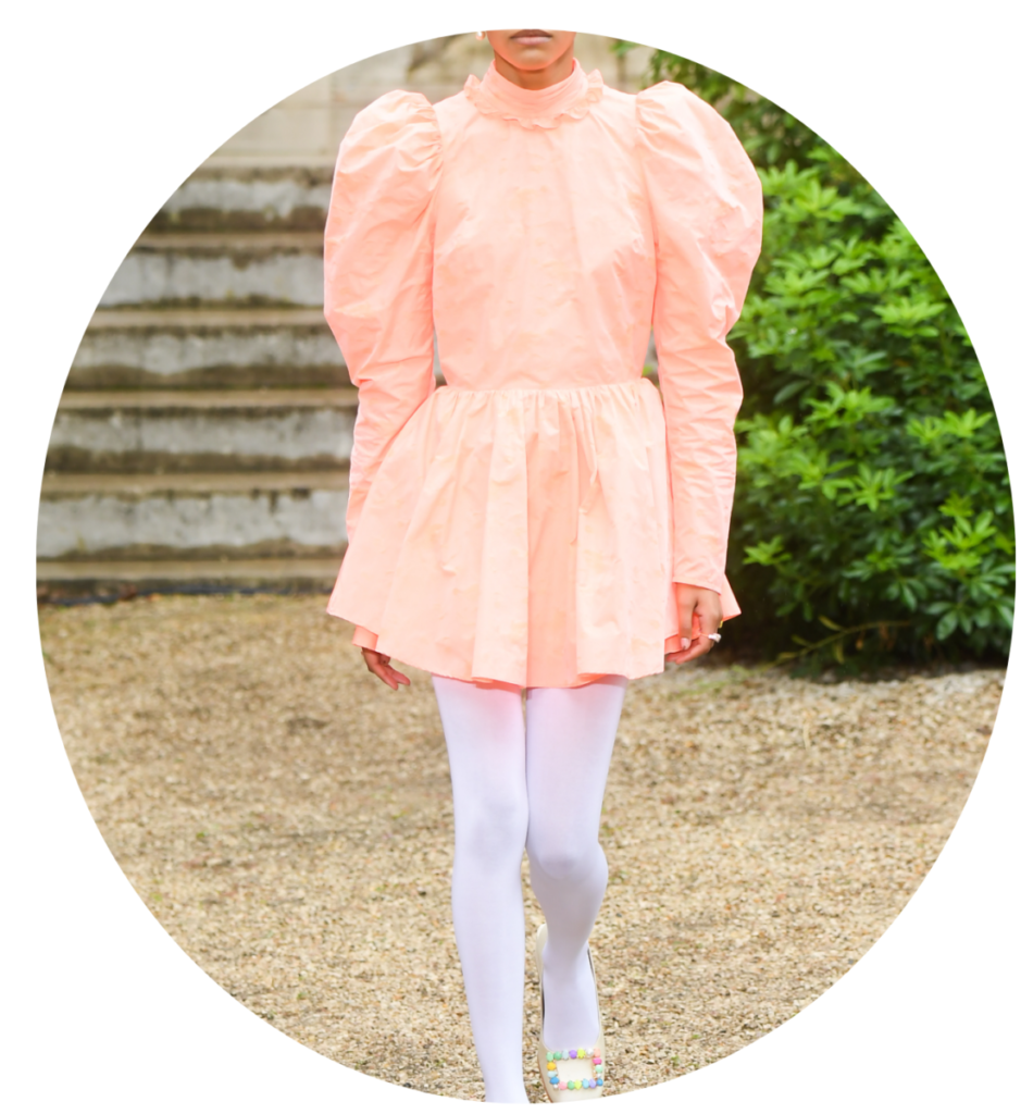 Colore dell'anno Pantone 2024: abito peach fuzz, collant bianchi e scarpe con fibbia decorativa variopinta