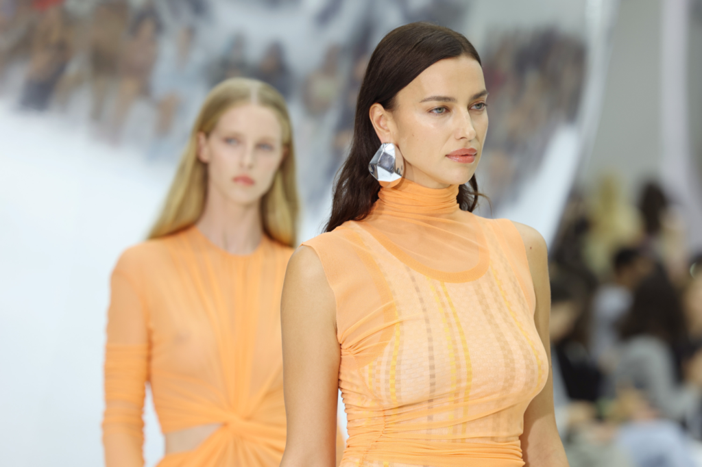 pantone color of the year 2024 – modelle vestite con abiti di colore Peach Fuzz