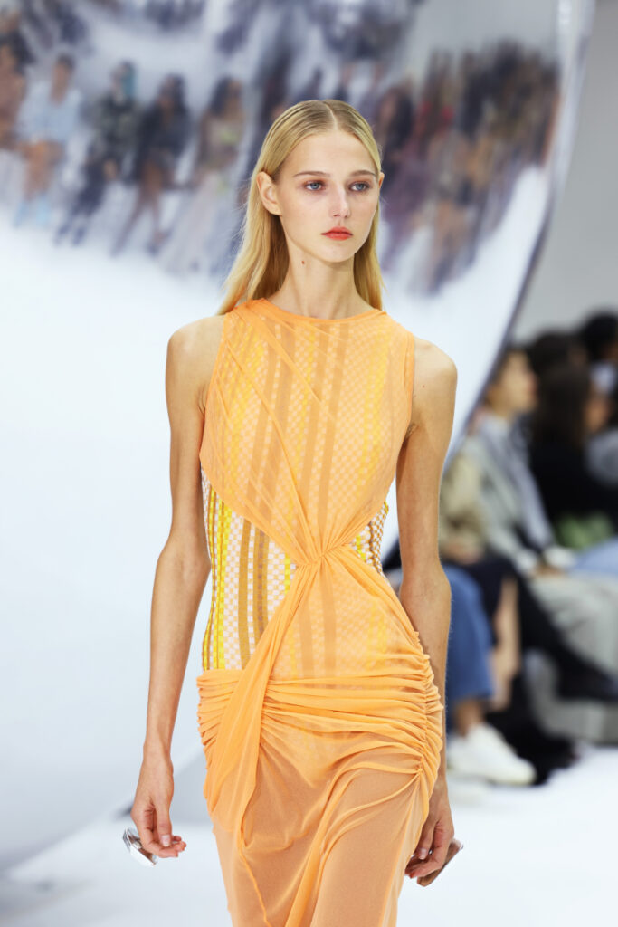 Colore Pantone 2024: vestito arancione