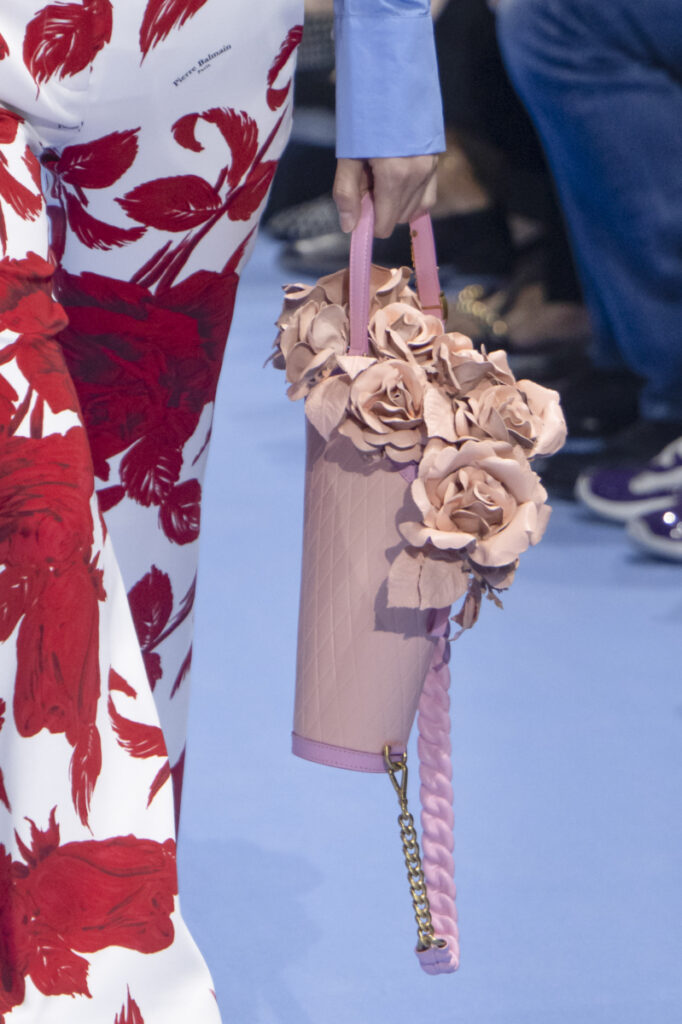 Colore Pantone 2024: borsa con fiori applicati