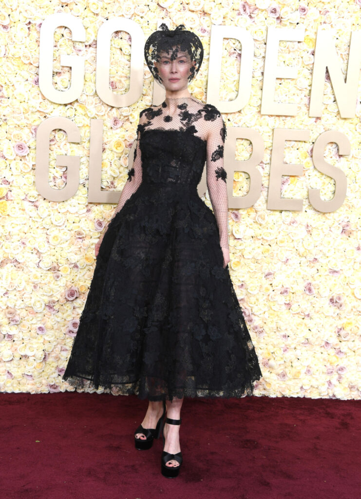 Rosamund Pike in Dior ai Golden Globe 2024