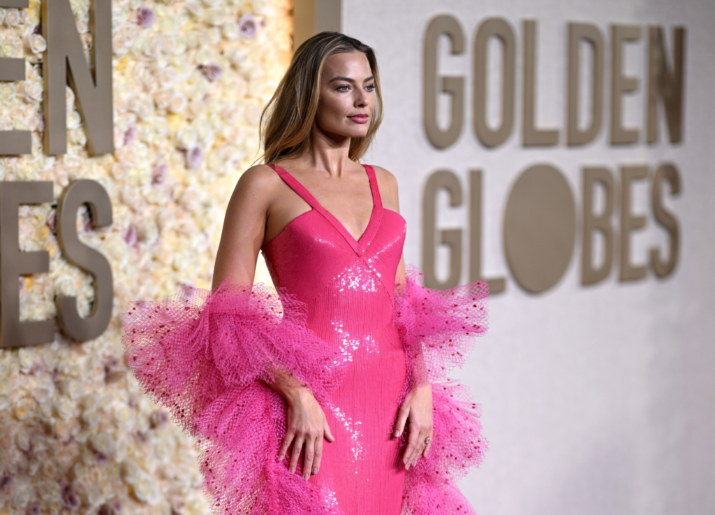 Look delle star ai Golden Globes 2024: Margot Robbie in abito rosa ricoperto di paillettes di Giorgio Armani Privé