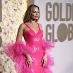 Look delle star ai Golden Globes 2024: Margot Robbie in abito rosa ricoperto di paillettes di Giorgio Armani Privé