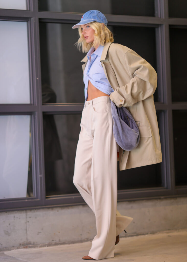 Trench beige: outfit di Elsa Hosk con pantaloni beige