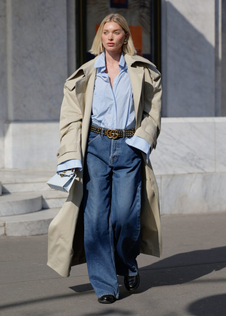 Trench beige: outfit di Elsa Hosk con jeans larghi