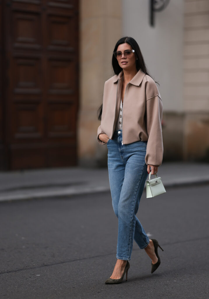 Modella in elegante bomber beige