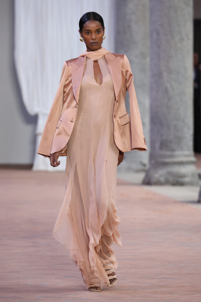 [Tendenze primavera estate 2024]: colore dell'anno Peach Fuzz, Alberta Ferretti