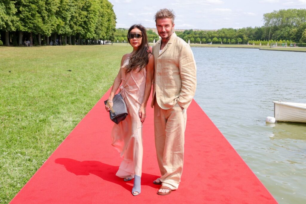 David e Victoria Beckham sul tappeto rosso con abiti in lino.