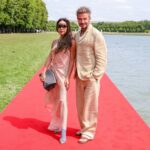 David e Victoria Beckham sul tappeto rosso con abiti in lino.