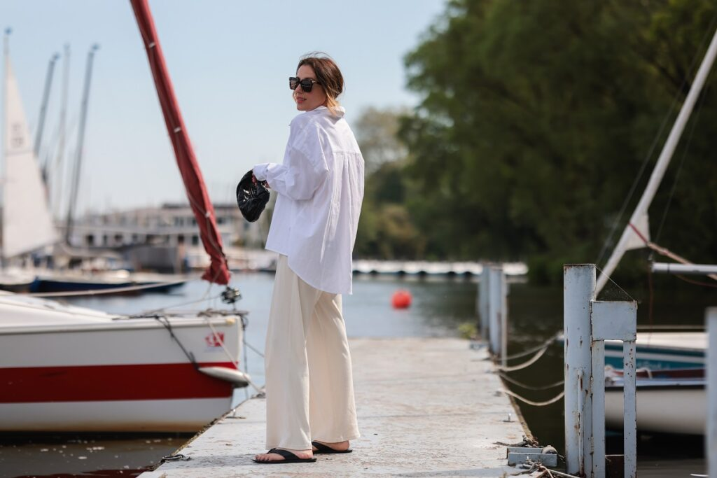 Lunga camicia bianca in una varietà di stili alla moda