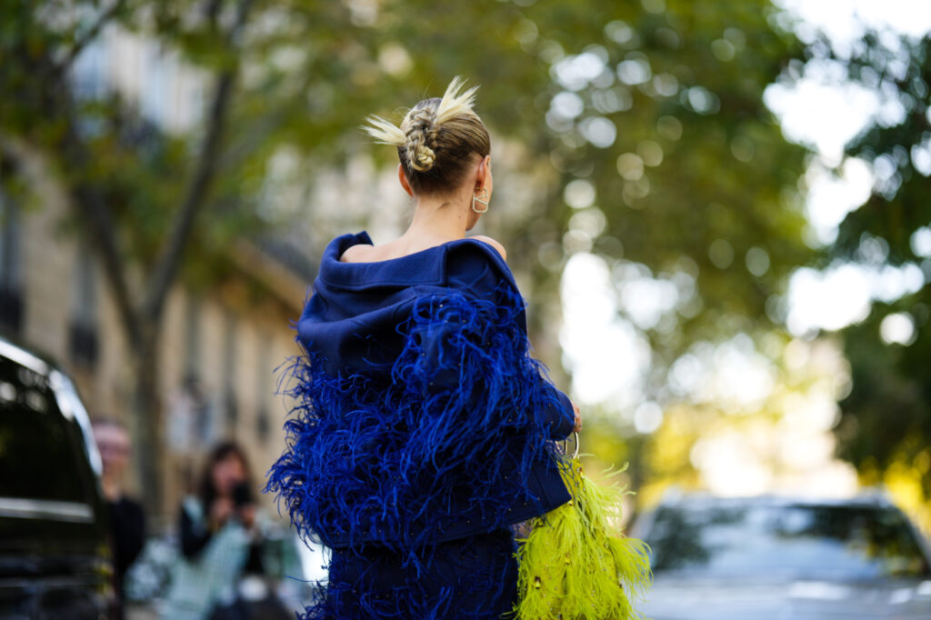 Una donna indossa una giacca color indaco