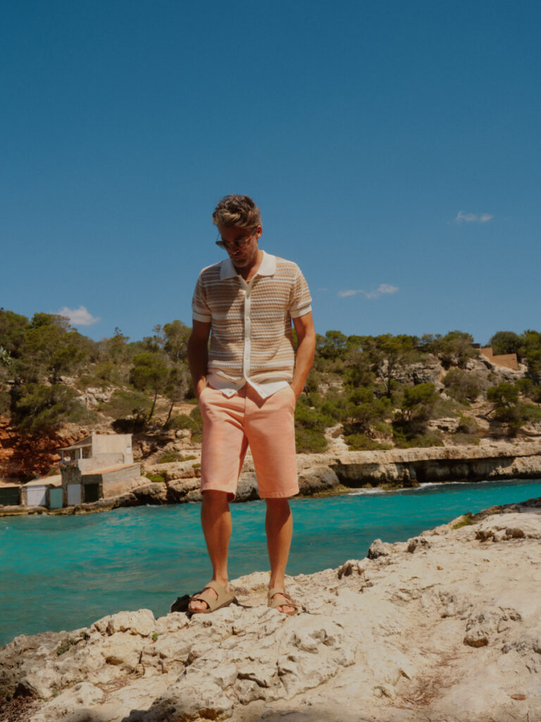 moda uomo estate 2024 - outfit da spiaggia con pantaloncini color peach fuzz