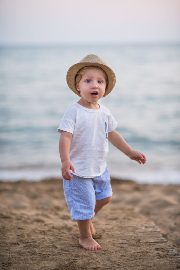 abbigliamento traspirante da bambino per la spiaggia