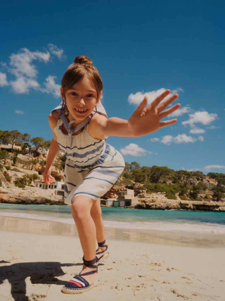 outfit da bambina per la spiaggia: vestito a righe