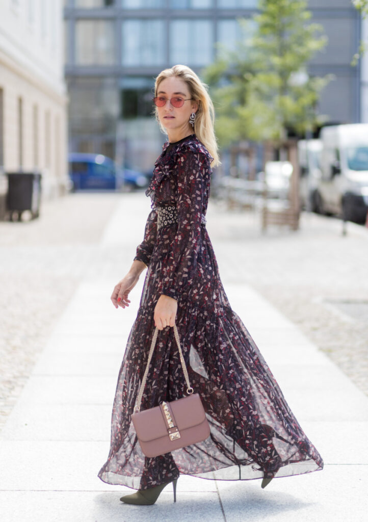 un maxi abito boho con motivi all over