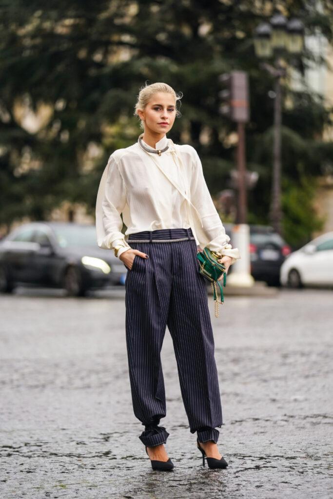 Caroline Daur indossa un outfit elegante