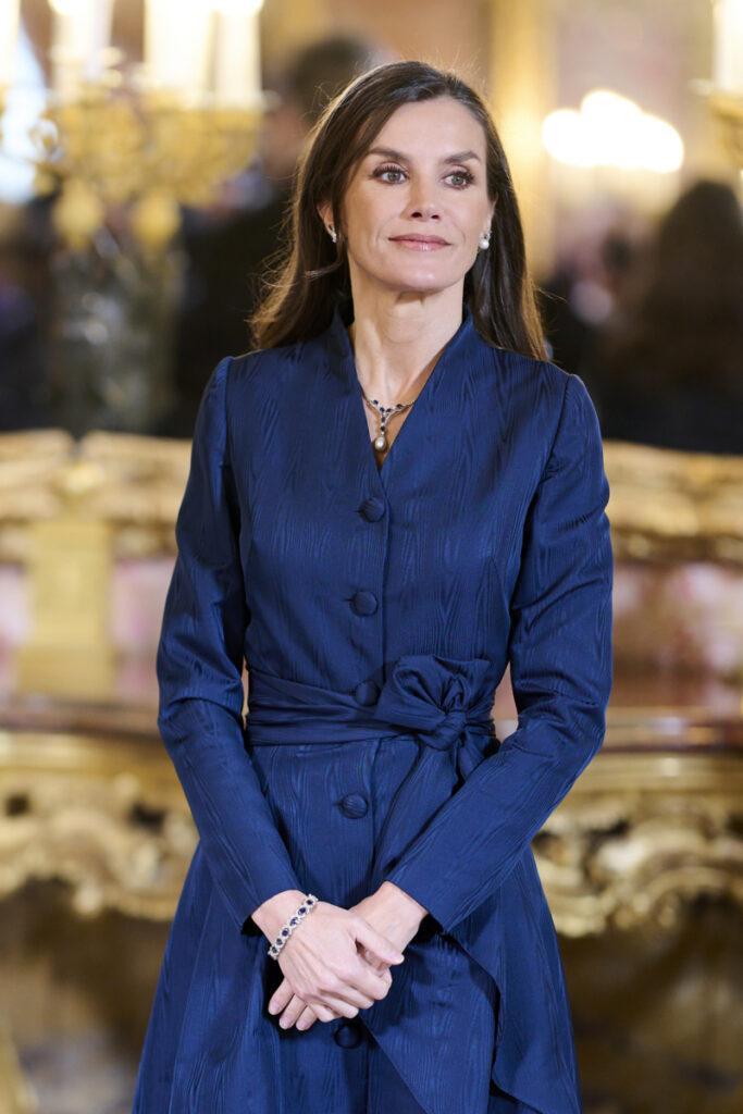 La Regina Letizia indossa un vestito indaco