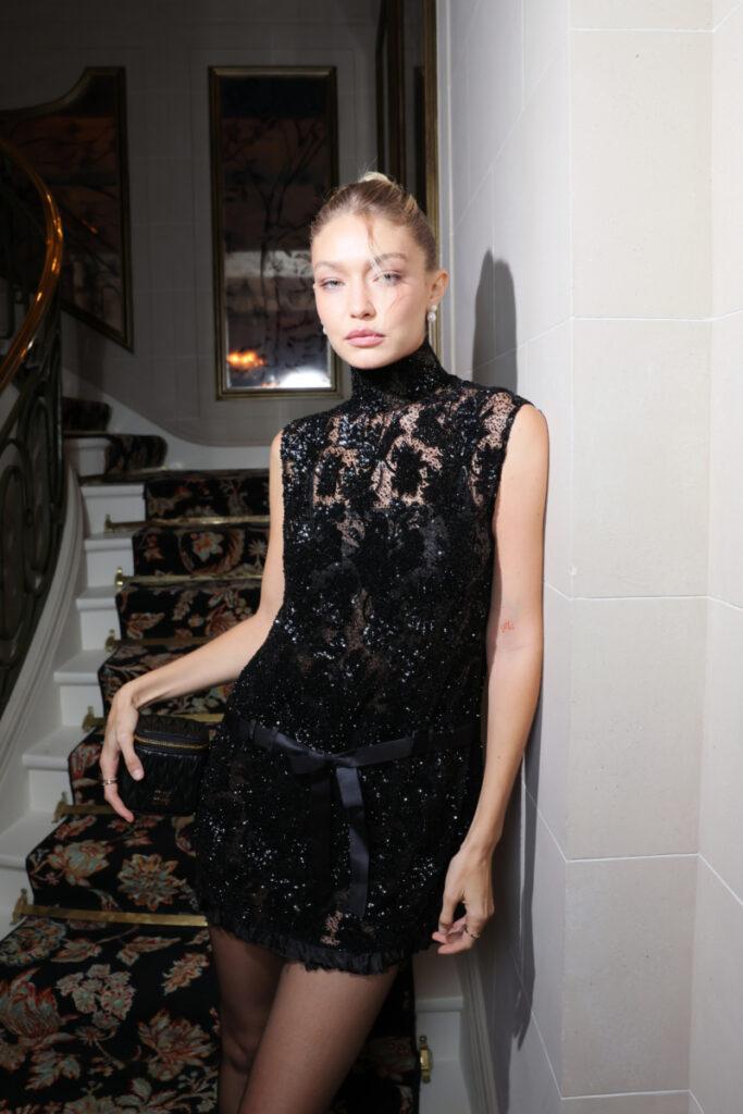 Gigi Hadid indossa un vestito in pizzo nero