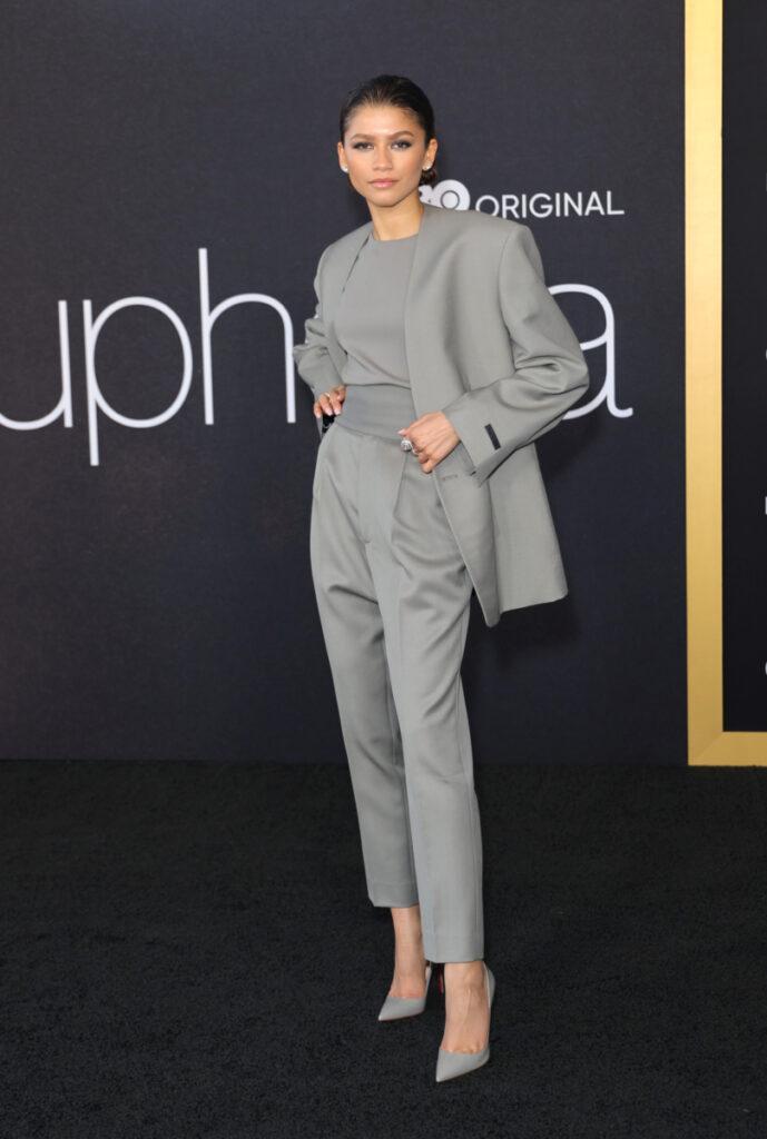 Zendaya indossa un completo grigio