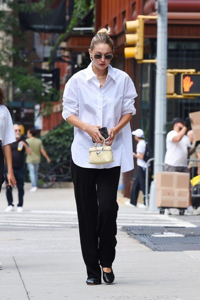 Gigi Hadid indossa una camicia bianca classica e pantaloni neri