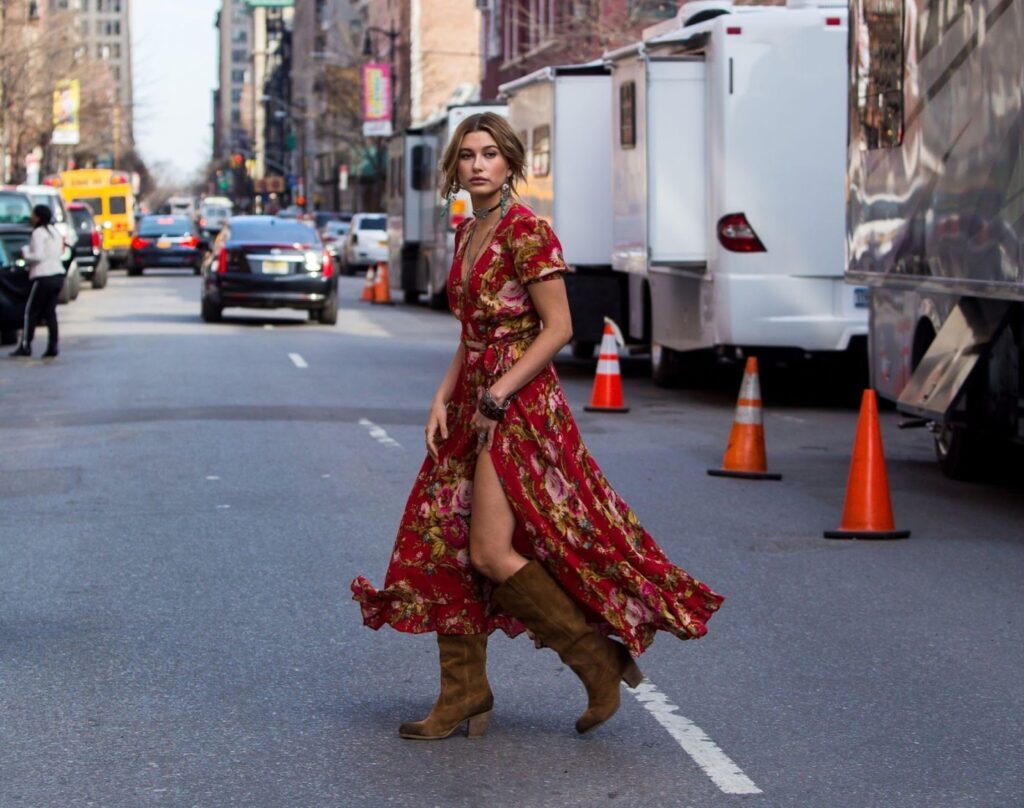 Hailey Bieber con un vestito in stile boho