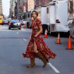 Hailey Bieber con un vestito in stile boho